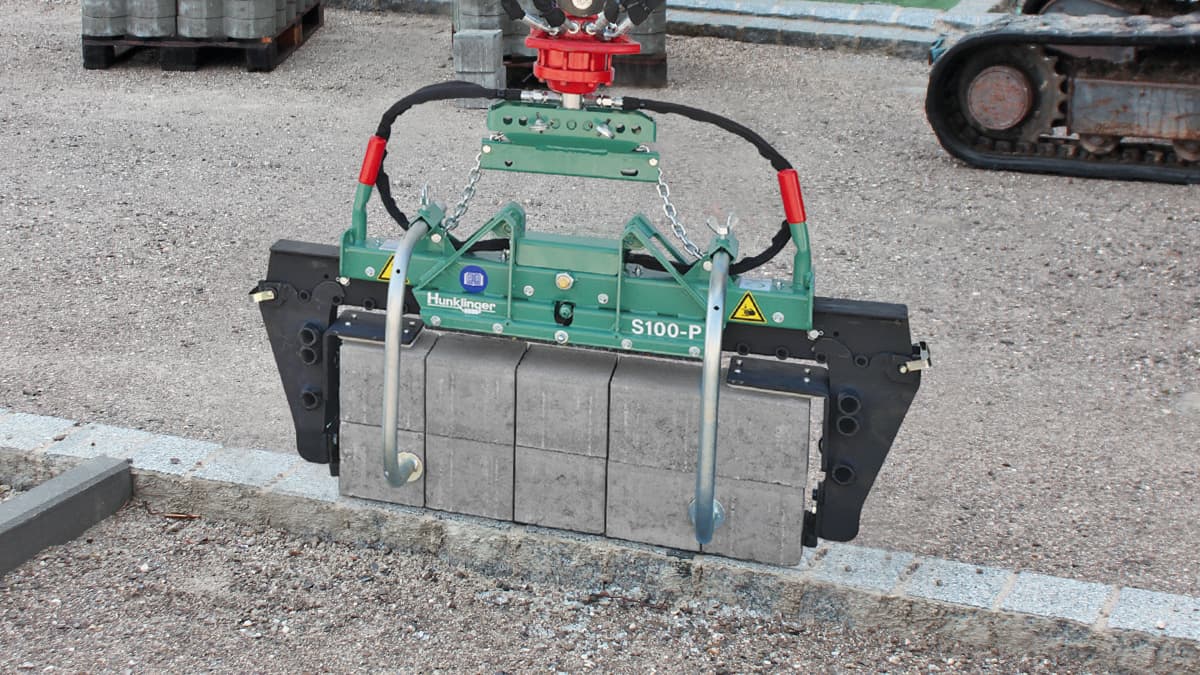 Steingreif S100 - Rinnensteine verteilen